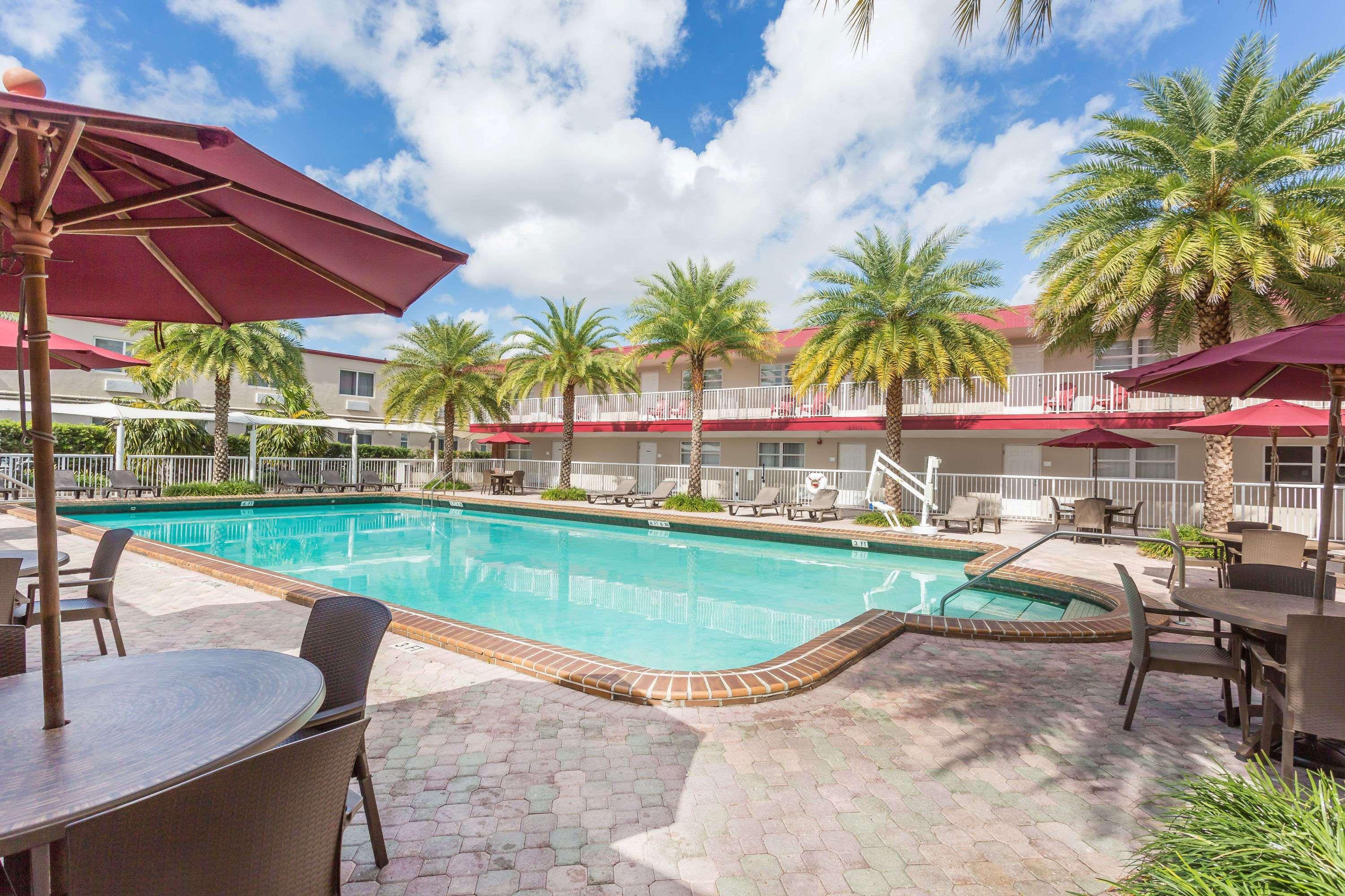 Ramada by Wyndham Miami Springs/Miami International Airport Hotel Bagian luar foto