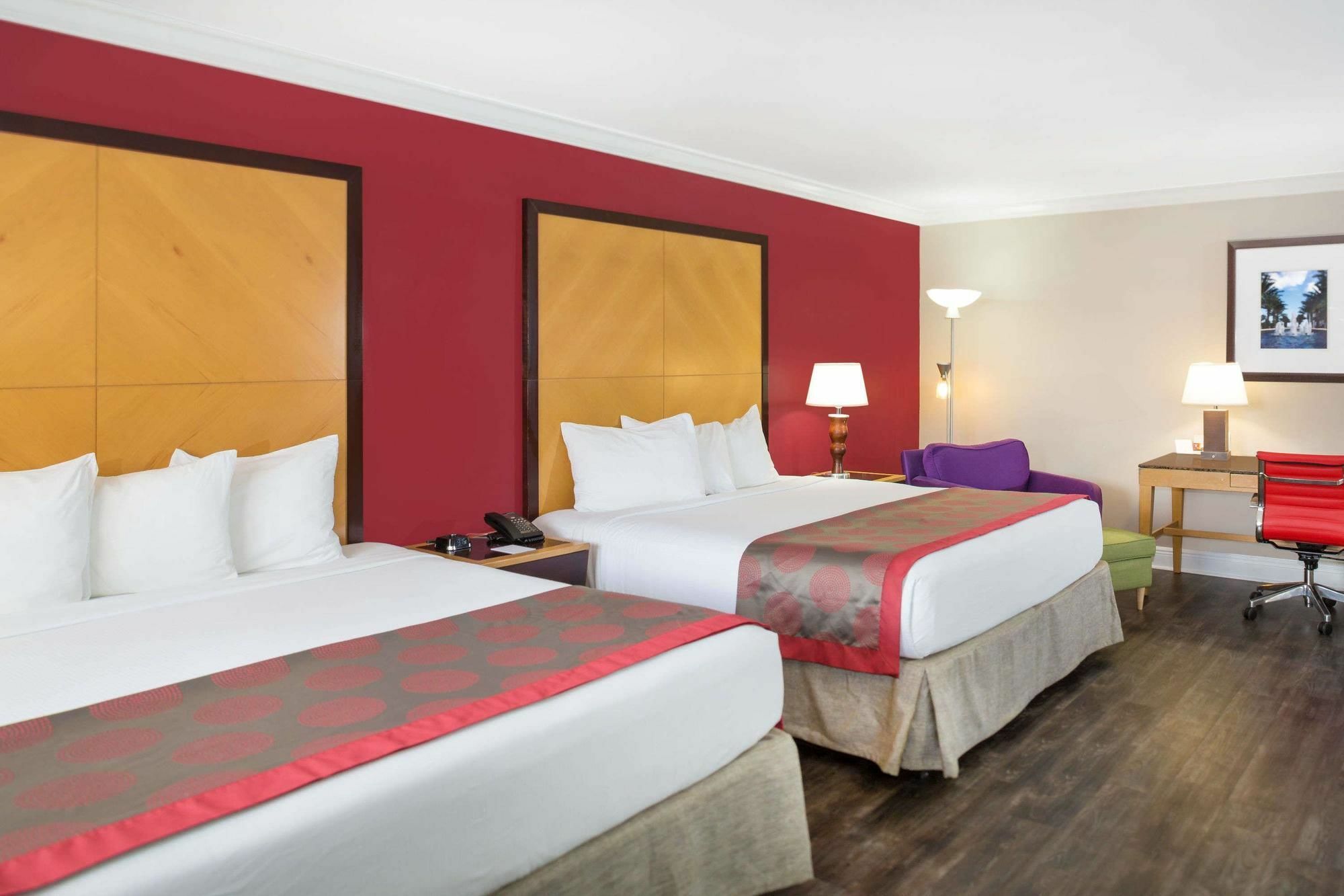 Ramada by Wyndham Miami Springs/Miami International Airport Hotel Bagian luar foto