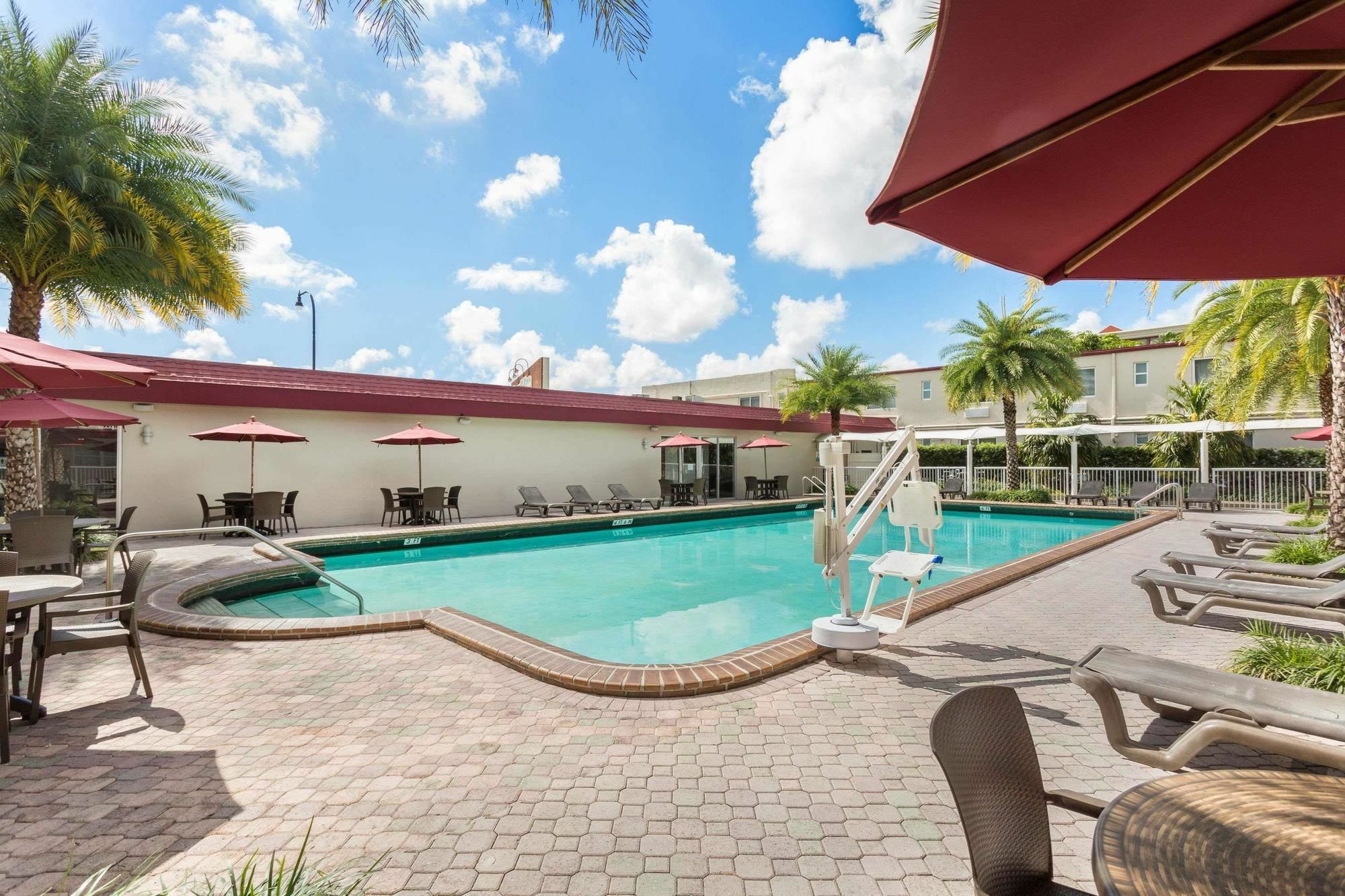 Ramada by Wyndham Miami Springs/Miami International Airport Hotel Bagian luar foto